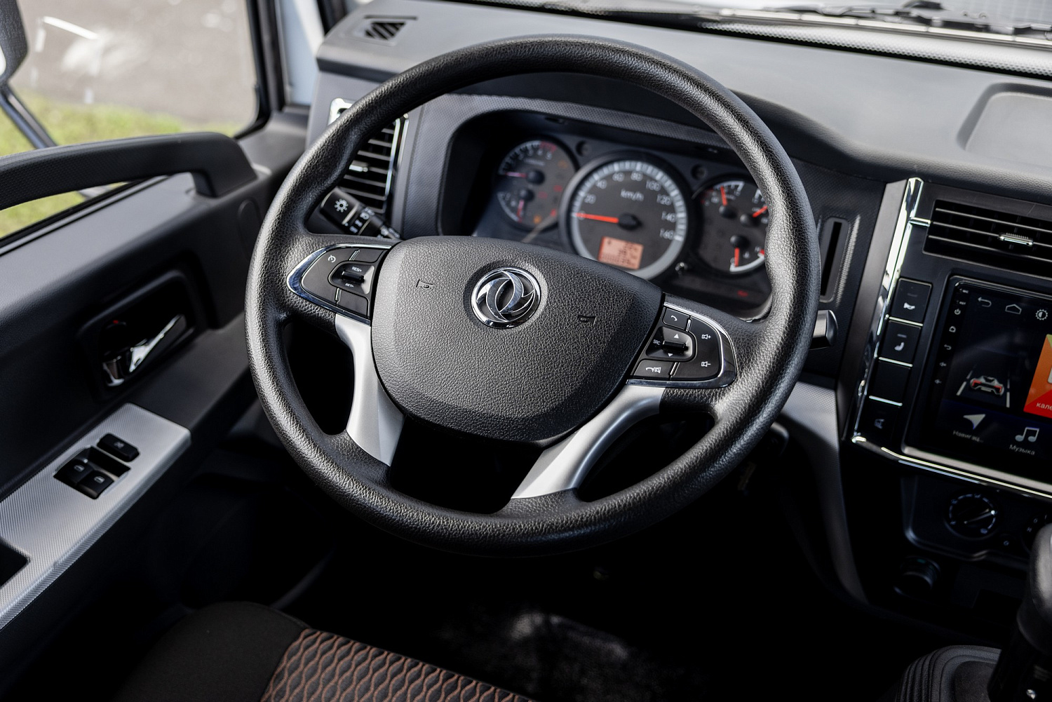 Бортовой тентованный фургон с шторой DongFeng C120L